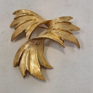 Crown Trifari Brushed Polished Gold Tone Twisted Leaf Brooch Pin Vintage Jewelry